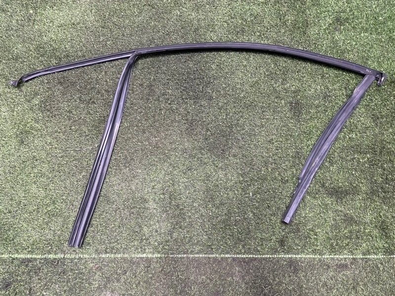 Направляющая стекла двери