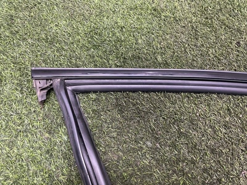 Направляющая стекла двери