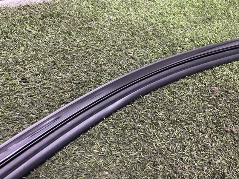 Направляющая стекла двери