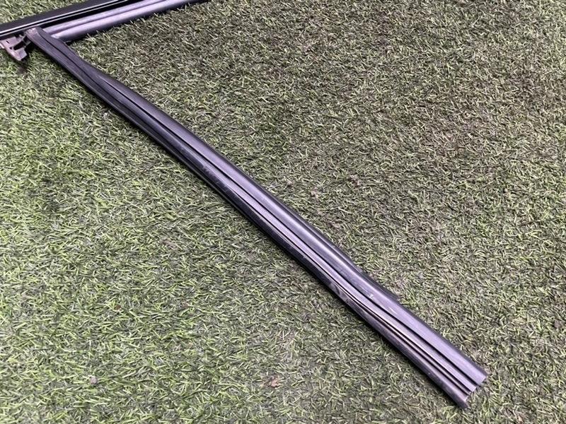 Направляющая стекла двери