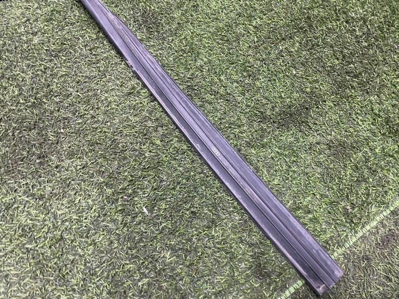 Направляющая стекла двери