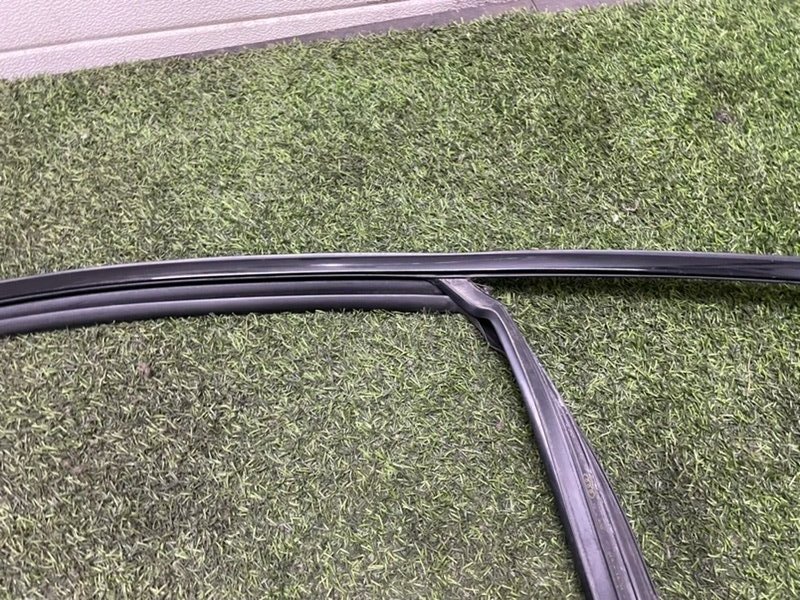 Направляющая стекла двери