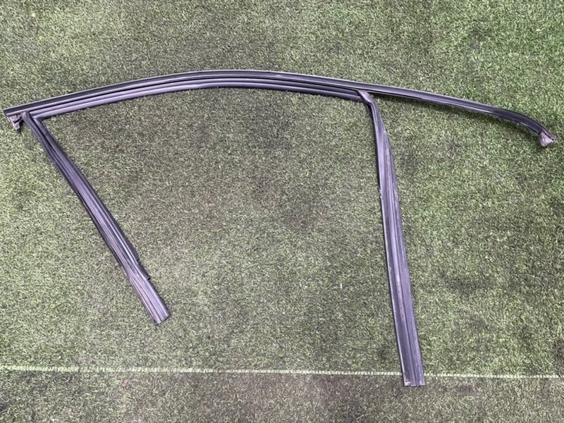 Направляющая стекла двери