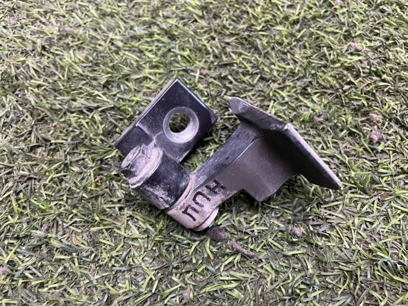 Петля двери передней правой нижняя