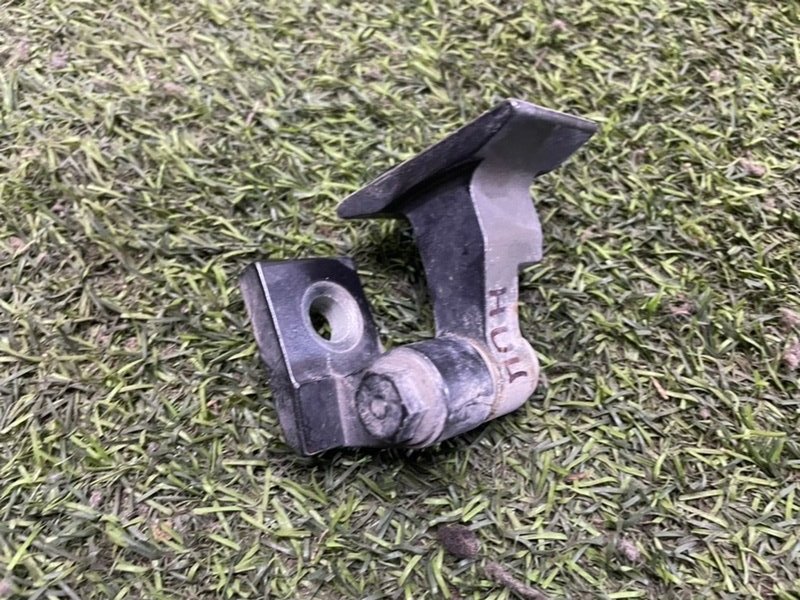 Петля двери передней правой нижняя