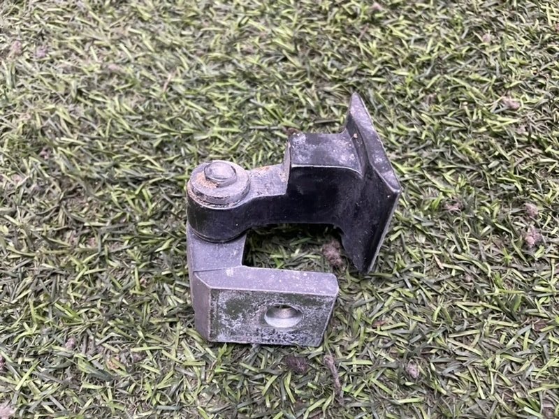 Петля двери передней правой нижняя