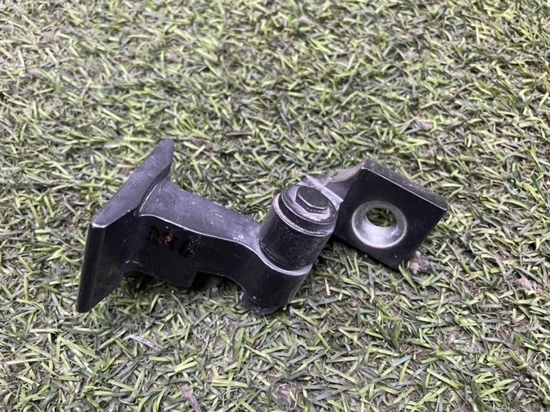 Петля двери задней правой верхняя