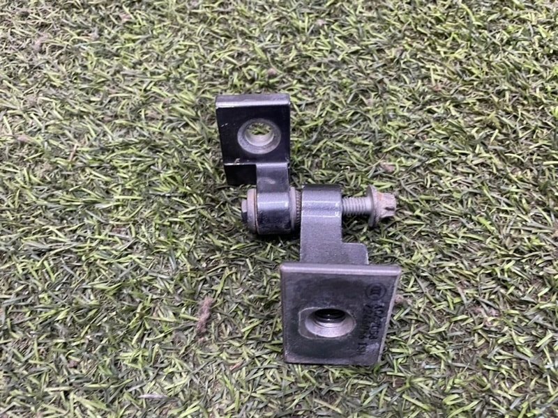 Петля двери