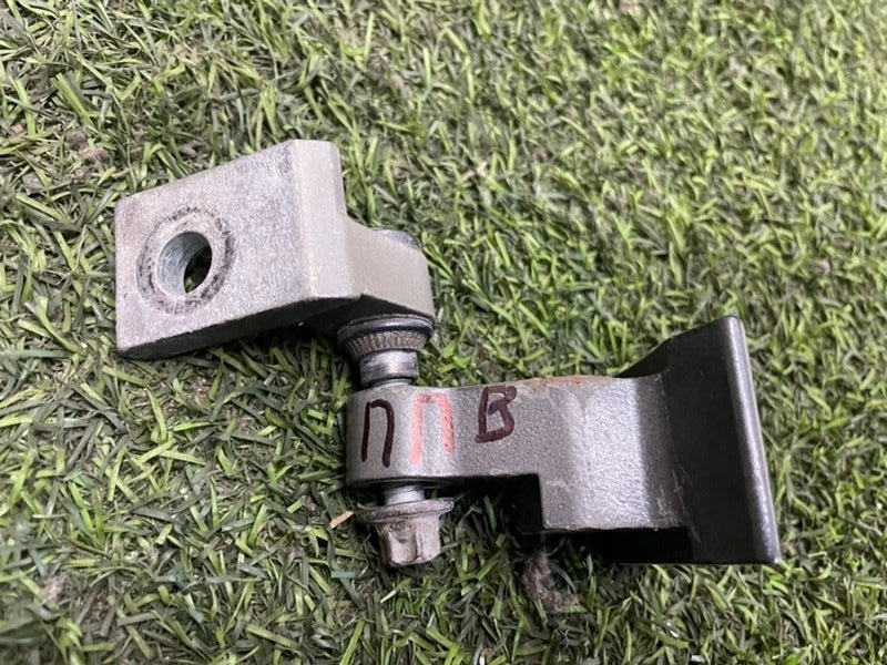 Петля двери