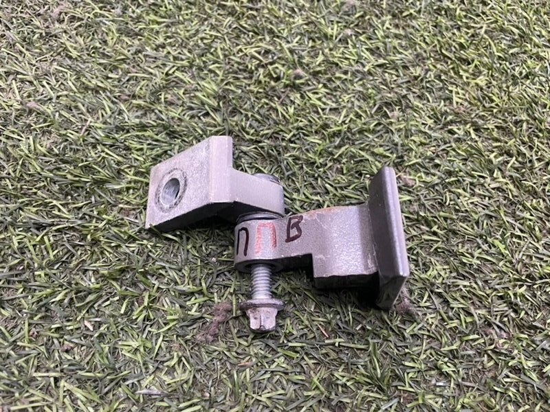 Петля двери