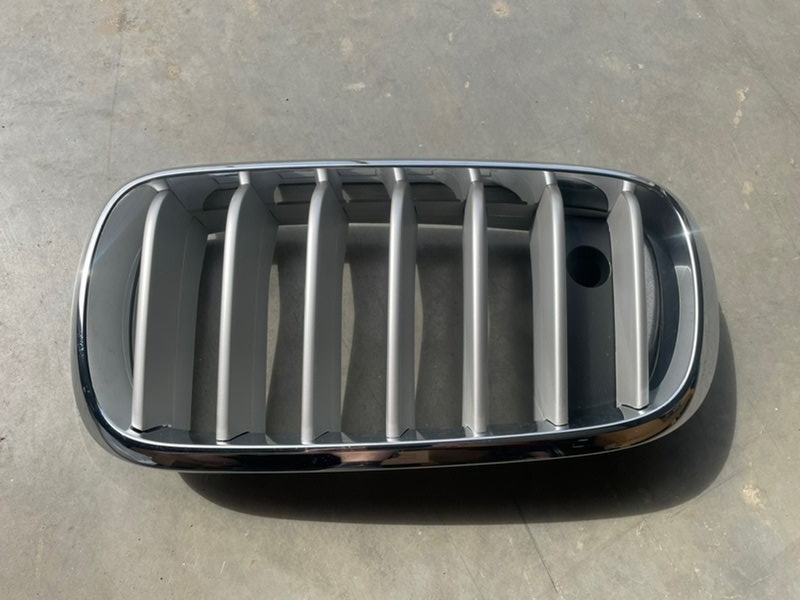 Решетка радиатора левая