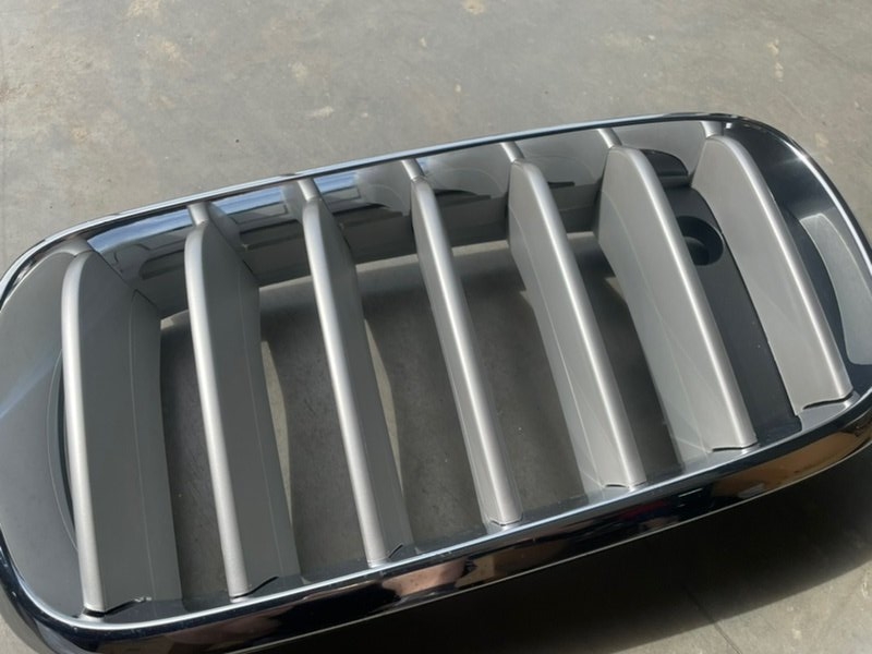 Решетка радиатора левая