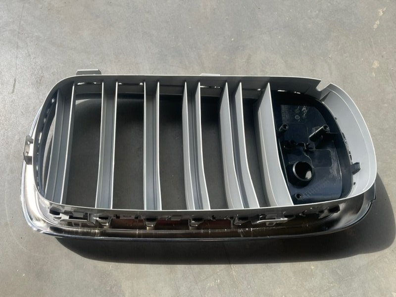 Решетка радиатора левая