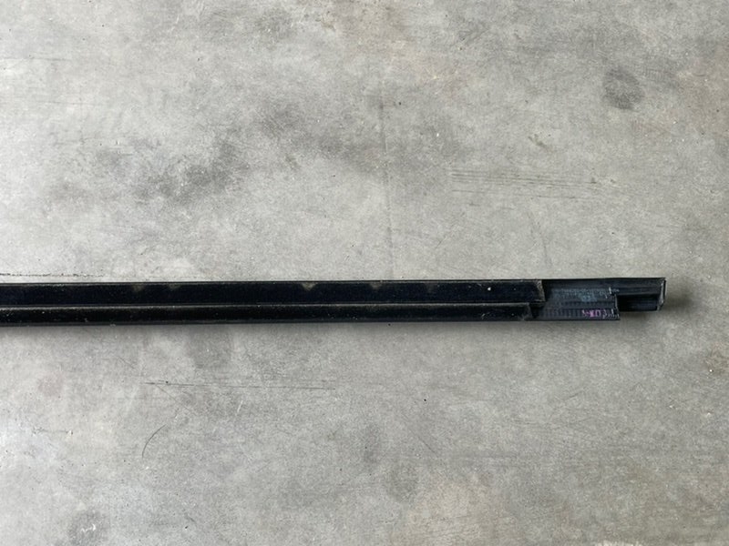 Накладка стекла переднего правого