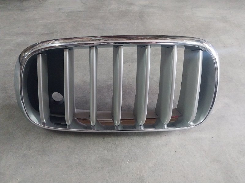 Решетка радиатора левая