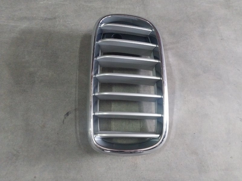 Решетка радиатора левая