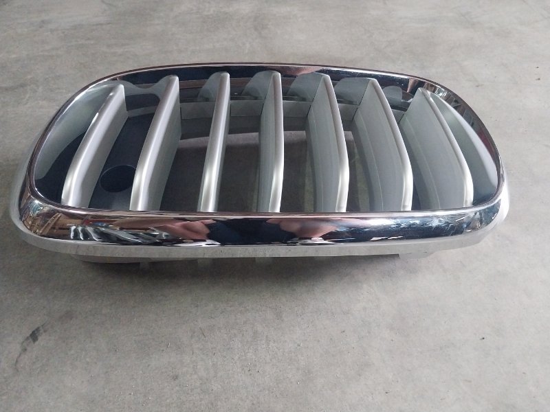 Решетка радиатора левая