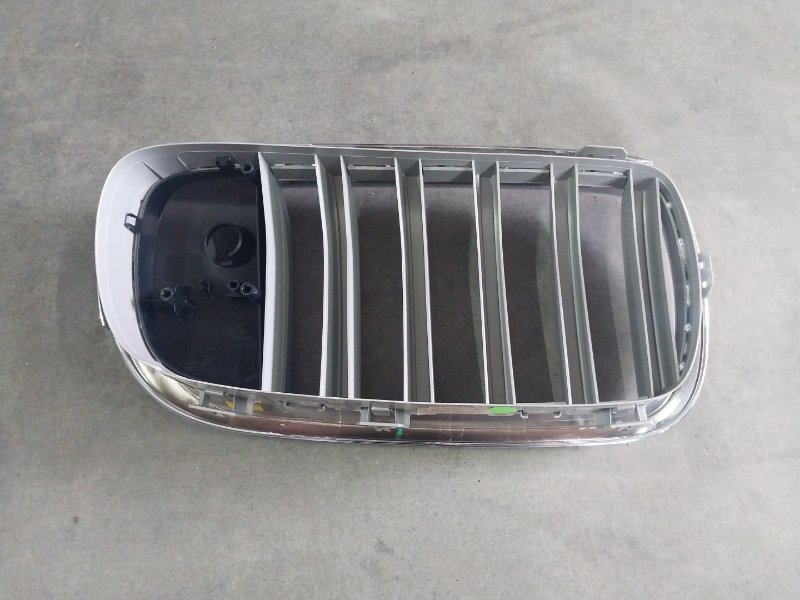 Решетка радиатора левая