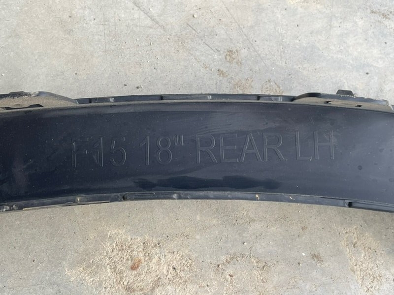 Накладка заднего крыла левого