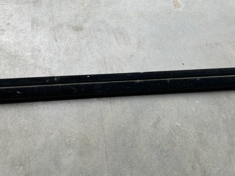 Накладка стекла переднего правого