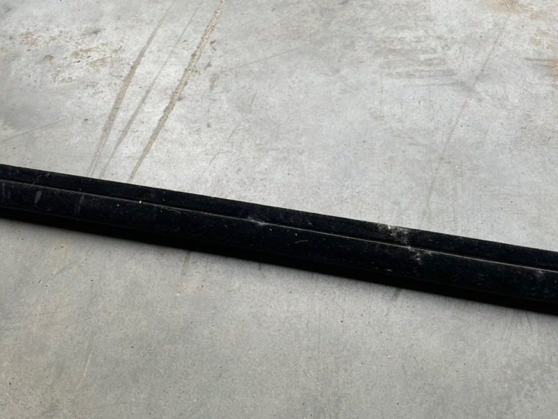 Накладка стекла переднего правого