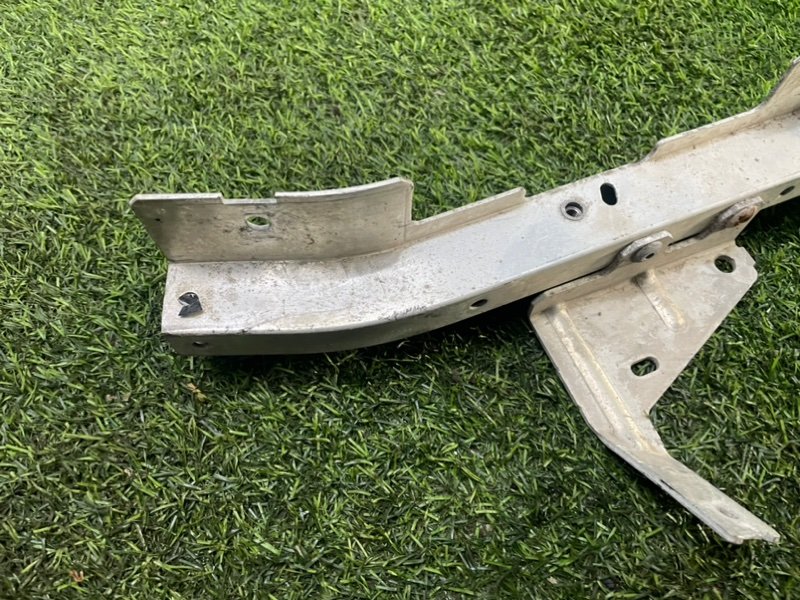 Кронштейн фар левый