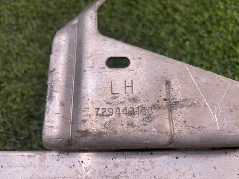 Кронштейн фар левый