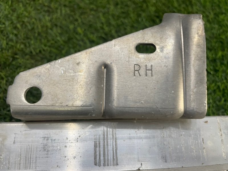 Кронштейн фар правый