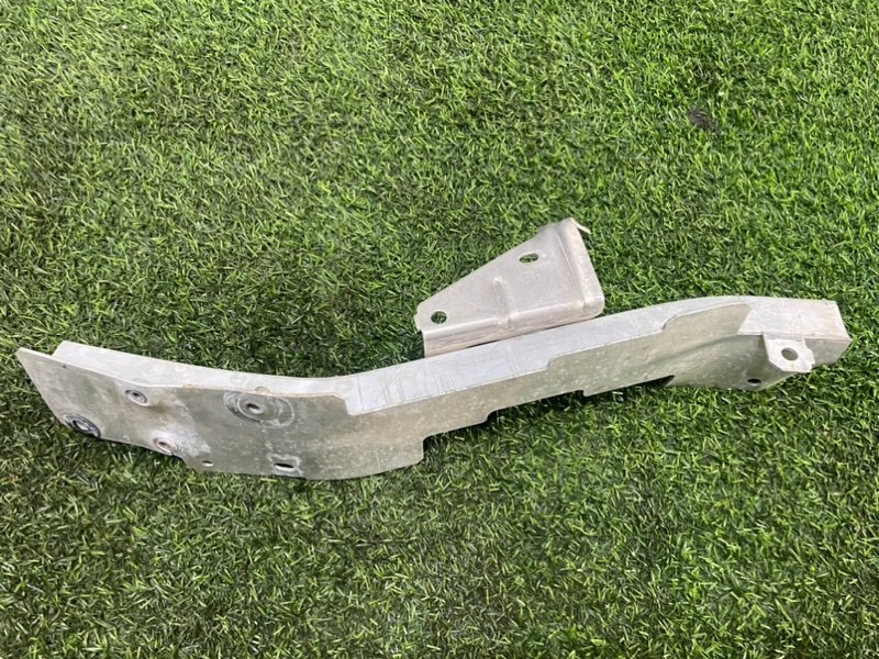 Кронштейн фар правый