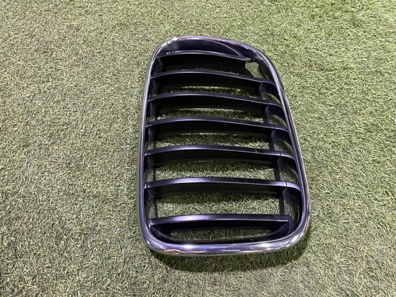 Решетка радиатора левая