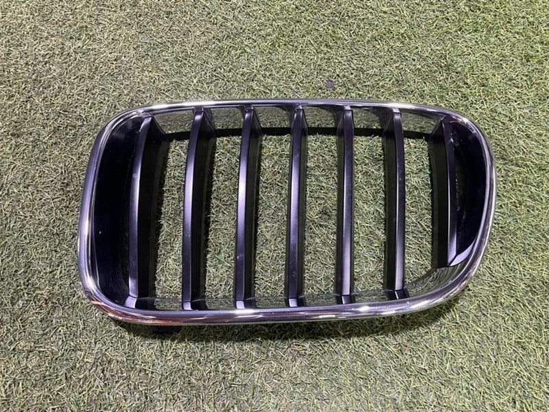 Решетка радиатора левая