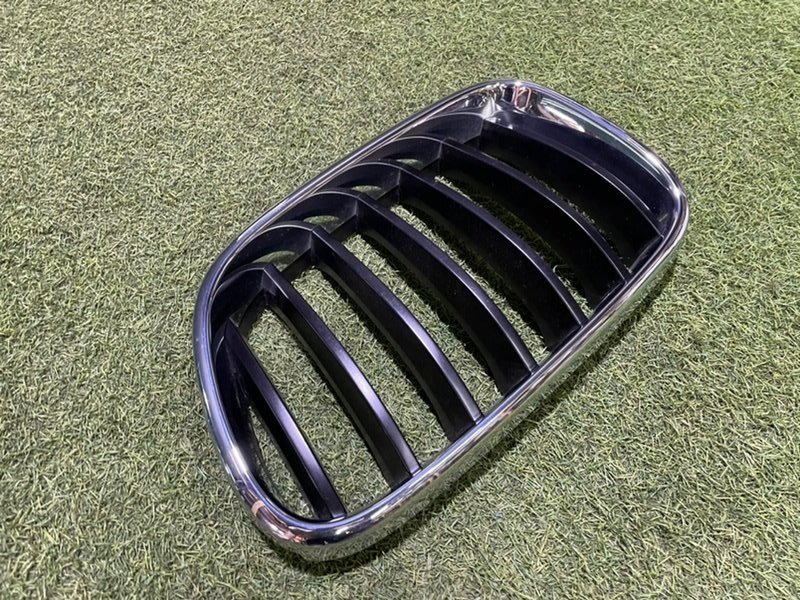 Решетка радиатора левая