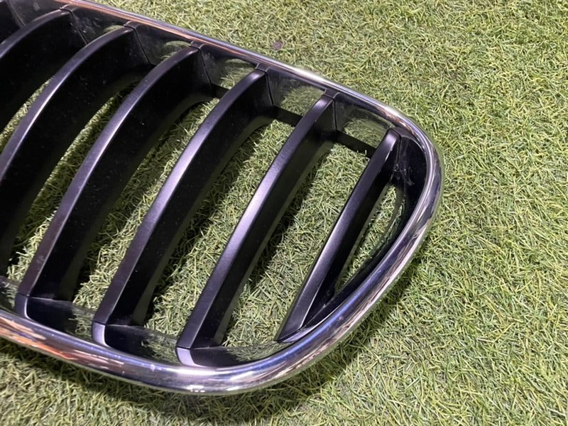 Решетка радиатора левая