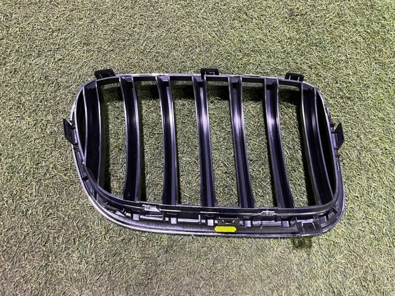 Решетка радиатора левая