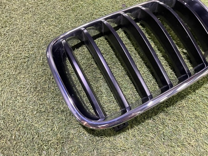 Решетка радиатора левая