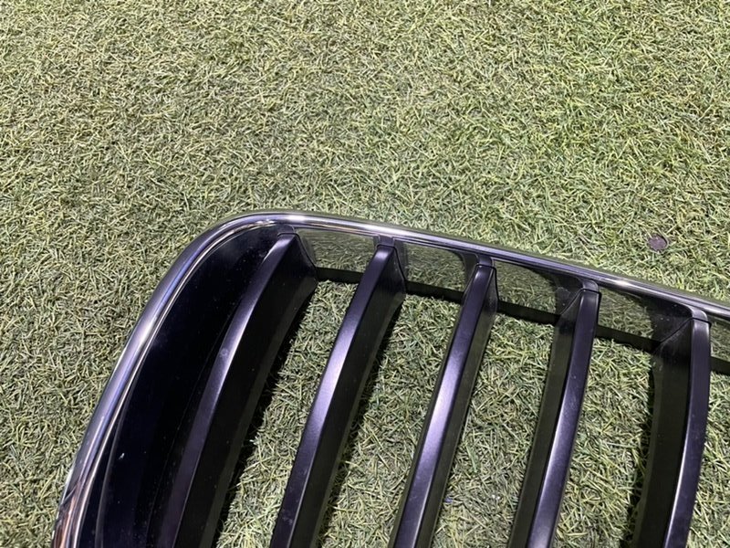 Решетка радиатора левая