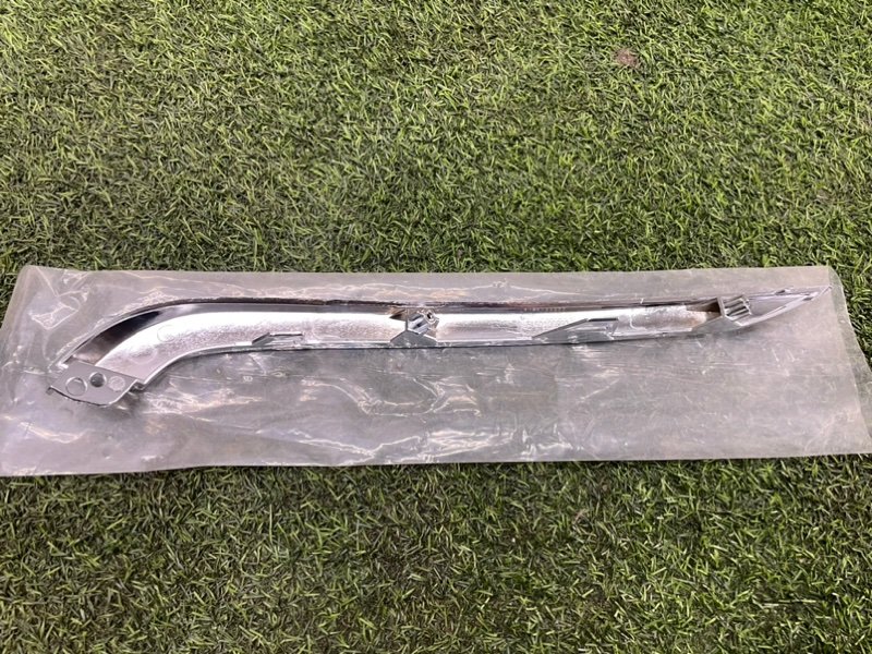 Молдинг переднего бампера левый