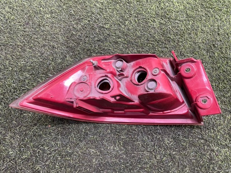 Фонарь задний наружный правый