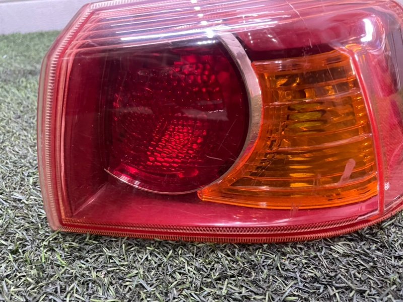 Фонарь задний наружный правый