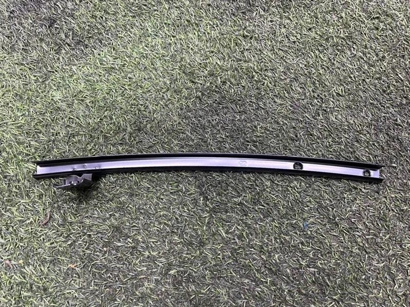 Направляющая стекла двери