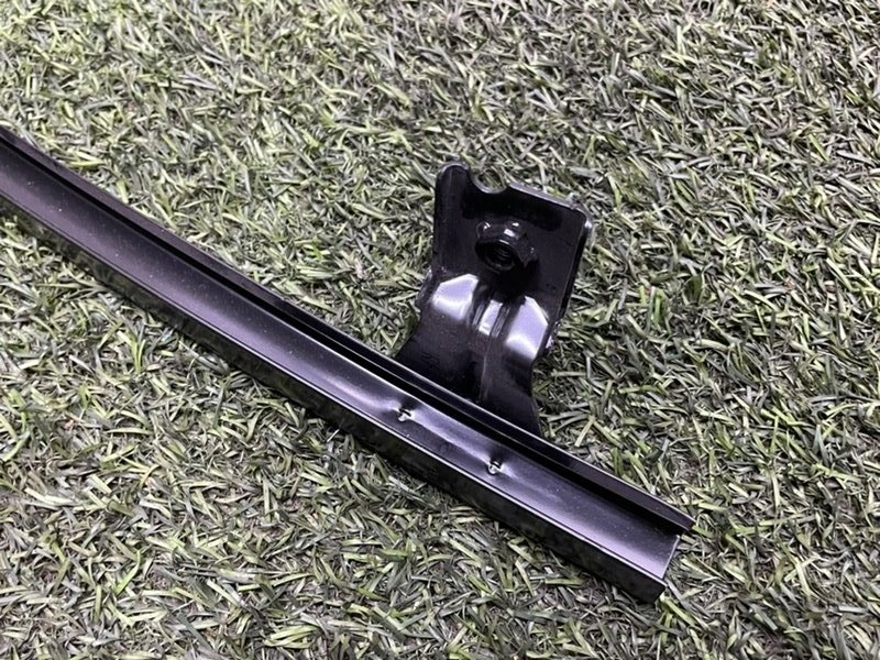 Направляющая стекла двери