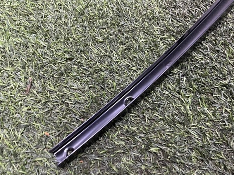 Направляющая стекла двери