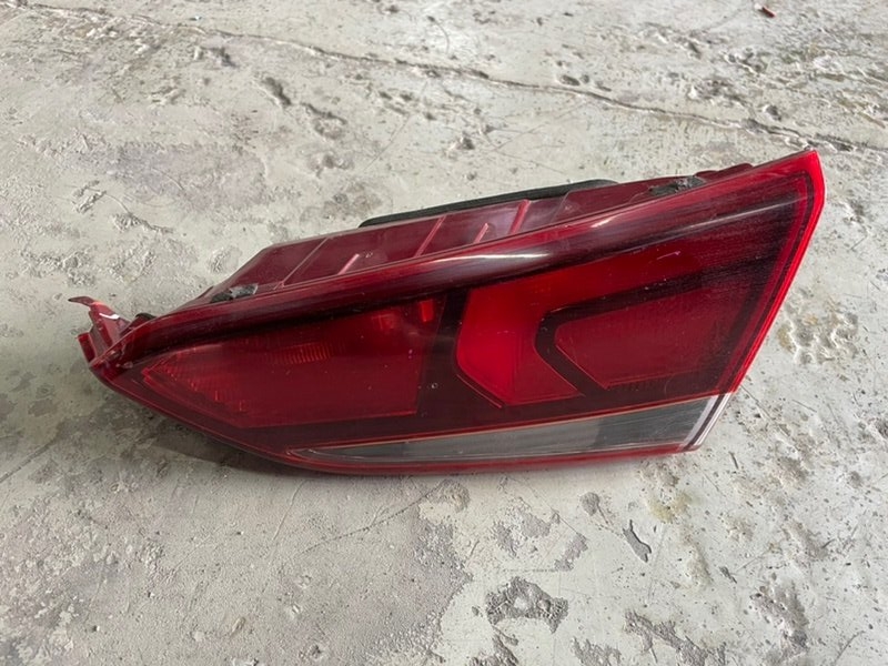 Фонарь задний внутренний правый