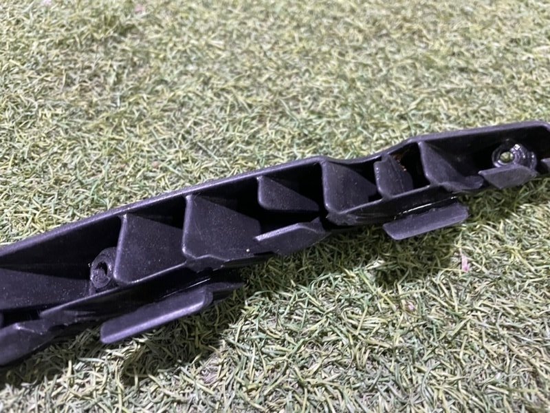 Кронштейн фар правый