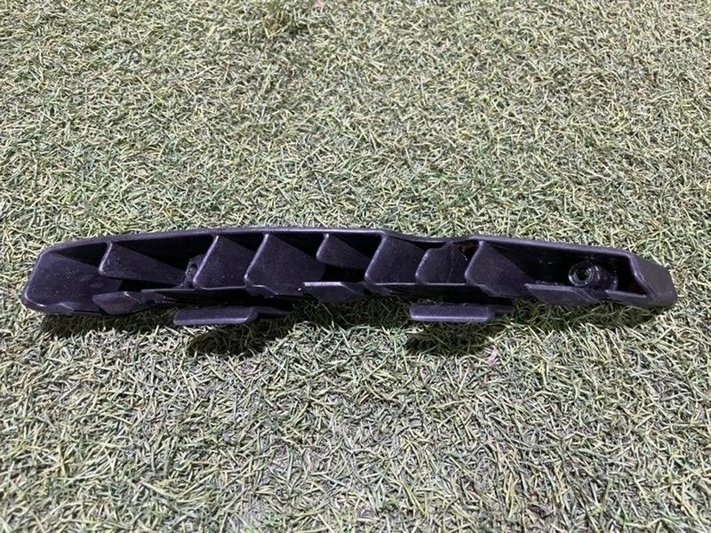 Кронштейн фар правый