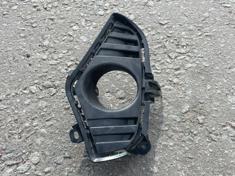 Рамка противотуманной фары правой