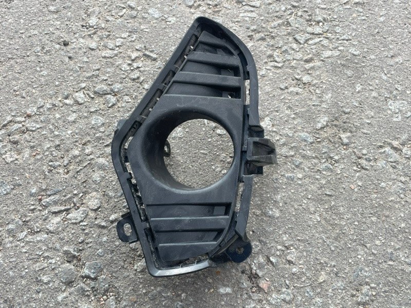 Рамка противотуманной фары правой