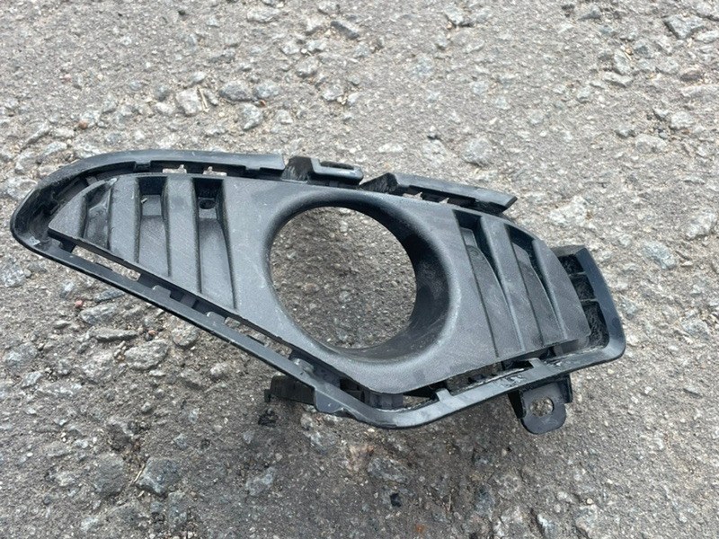 Рамка противотуманной фары правой