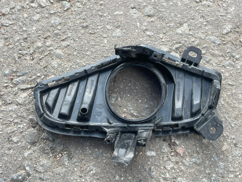 Рамка противотуманной фары правой