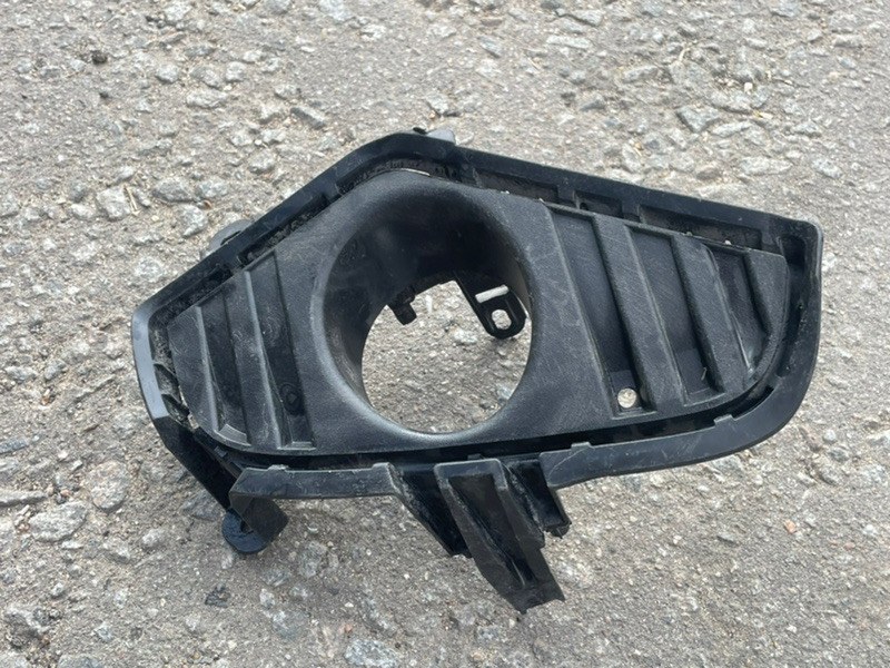 Рамка противотуманной фары правой